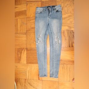 RIPPED KNEE SKINNY JEANS